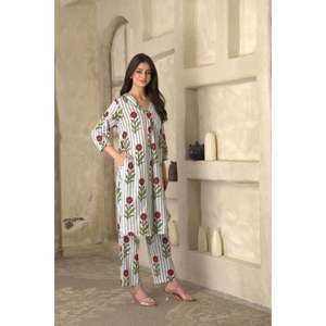 Conjunto de Traje para Mujer Daisy Stripes, Elegante y Transpirable, Kurta 100% Algodón con Bordado a Mano y Pantalones a Juego - Product Image 1