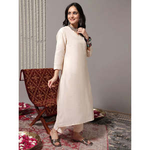 ชุดคุร์ตะผ้าชีฟองสีขาวนวลสำหรับผู้หญิงแบบลำลอง พร้อมกางเกงขายาวคอวีและผ้าคลุมไหล่ - Product Image 4