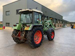 Tracteur agricole Fendt 395 GT vert 4x4 160 CV à transmission par engrenages, porte-outils, haute productivité - Product Image 4