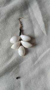 Pendientes de concha de vaca hechos a medida, hechos de conchas naturales, ideal para uso por diseñadores de joyería de moda y accesorios de moda - Product Image 4