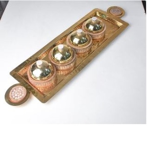 Plateau en bois fait main avec bols dorés en métal aluminium pour servir les dattes et les noix pour les fêtes - Product Image 4