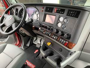 Camión Kenworth H T880 2023 de Servicio Pesado y Alta Resistencia, Cabina y Chasis, Camión de Transporte Diésel de Larga Distancia y Eficiente en Consumo de Combustible - Product Image 3