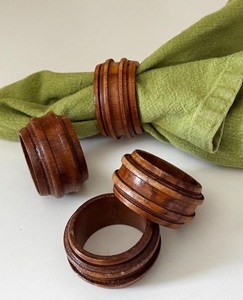 ที่ใส่แหวนผ้าเช็ดปากสี่เหลี่ยมทำจากไม้เนื้อแข็งมีของตกแต่งโต๊ะสีน้ำตาลธรรมชาติหรูหราสำหรับใช้ในโรงแรมและใช้ในบ้าน - Product Image 1