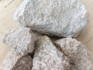 Pyrophyllite de haute pureté en morceaux pour les produits de remplissage de qualité cosmétique et les produits de soins personnels, avec une texture lisse et une sécurité accrue - Product Image 4