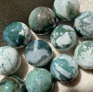 Sphère de pierre précieuse d'agate de mousse naturelle Sphère de cristal Quartz Crystal MossAgate Ball à la main Cadeau de guérison - Product Image 6