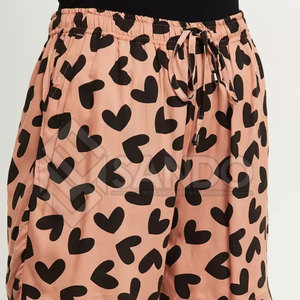 Pantalones cortos transpirables de color sólido para mujer, ropa de calle de diseño personalizado, pantalones cortos de gran tamaño de alta calidad para mujer - Product Image 3