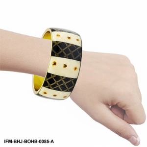 Bracelet manchette en laiton fait main avec pointe en corne noire martelée, jonc doré statement, cadeau pour elle - Product Image 4