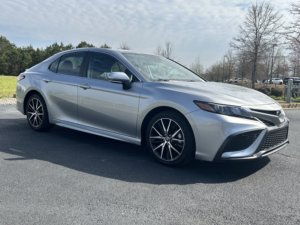 Toyota Camry SE d'occasion propre 2023 - Product Image 2