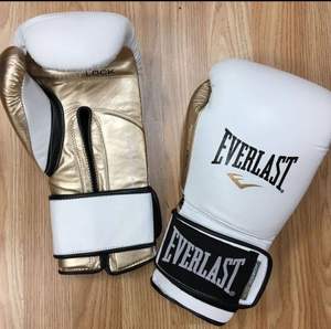 Guantes de Boxeo de Cuero Vacuno de Calidad Profesional con Cierre de Cordones, Molde de Mano de 4 Capas, Hechos a Medida, Universales, Impermeables y con Protección UV - Product Image 5