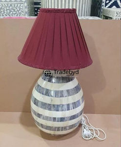 Lampe de table LED E26 AC de luxe faite à la main avec incrustations en os, design écologique, éclairage décoratif à intensité variable pour maisons modernes Tradebyd - Product Image 1