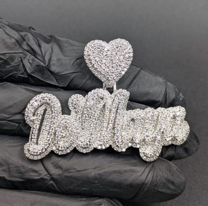 Colgante de Plata de Ley 925 con Baño de Rodio, Diseño de Corazón con Incrustaciones de Diamantes Redondos de Moissanita VVS, Letra Personalizada, Unisex - Product Image 1
