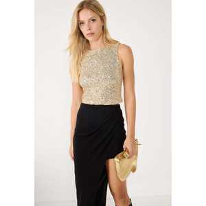 Blusa Casual sin Mangas con Cuello en V y Lentejuelas Doradas con Logotipo Frontal - Product Image 2