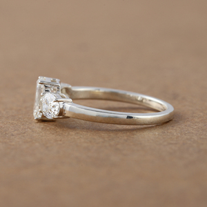 Anillo de compromiso de tres piedras de diamante cultivado en laboratorio de corte esmeralda de lujo con diamante de corte ovalado anillo de regalo de aniversario de oro sólido de 18KT - Product Image 1