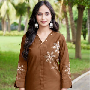 Ensemble Kurti Pantalon Dupatta en Soie Romaine pour Femmes, Coupe Droite Formelle, Couleur Moutarde, Imprimé Floral, pour Porter au Quotidien - Product Image 3