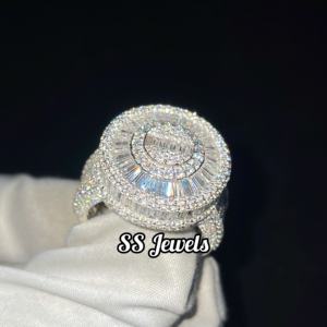 เครื่องประดับเงินแท้ 925 ชุบโรเดียม สไตล์ฮิปฮอป ประดับเพชรโมอิสซาไนต์ VVS แบบ Iced Bustdown ทรงบาแกตต์ ฝังแบบ Channel Setting น้ำหนัก 15 กรัม เหมาะสำหรับเป็นของขวัญวันครบรอบ - Product Image 2