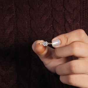 Anillo Clásico de Circonita de 1.03 Quilates, Corte Radiante, Oro Amarillo de 14K para Compromisos y Bodas - Product Image 6