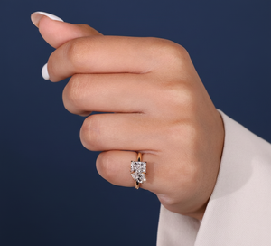 Bague de fiançailles Toi et Moi en diamant de laboratoire 1,55 carat, taille poire radiant, VVS2, certifiée IGI, plaqué rhodium or jaune, vente en gros - Product Image 4