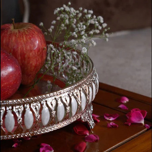 Elegante y elegante Frutero de metal con diseño de latón tallado para un elegante comedor moderno para el hogar y la fiesta - Product Image 2