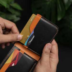 กระเป๋าสตางค์หนังแท้ WF Leathercraft No.55 รุ่นคลาสสิคแบบพับสองตอน ทำมือจากหนังฟอกฝาดสีดำผสมสีแทน - Product Image 4