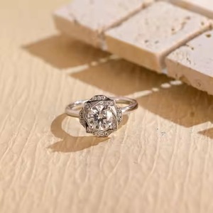 Bague de fiançailles en or massif 14K taille ronde en diamant de laboratoire Bague de promesse florale unique Cadeau d'anniversaire de mariage pour femme - Product Image 1