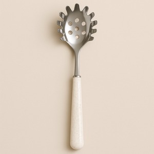 Serveur de pâtes martelé avec poignée en résine de vadrouille à crème cuillère à spaghetti fendue en acier inoxydable élévateur de nouilles ustensile de cuisine élégant - Product Image 6