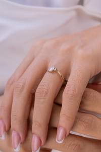 Anillo minimalista de tres piedras de diamante de corte ovalado cultivado en laboratorio, anillo de fiesta de compromiso fino de oro de 14 quilates para regalo de novia, aniversario - Product Image 3