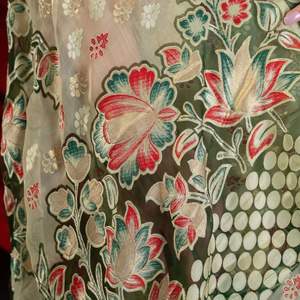 เสื้อบราสโซ่ผ้าส่าหรีสีดำพิมพ์ลายดอกไม้สีแดงสีทองดีไซน์หรูหราขอบสำหรับตกแต่งสำหรับโอกาสต่างๆ - Product Image 5