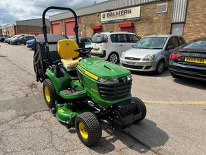 เครื่องตัดหญ้าแบบนั่งขับ John Deere X370 รุ่นเครื่องยนต์เบนซิน ใบมีดแบบโรตารี่ หมุนรอบตัวเองได้ รัศมีวงเลี้ยวศูนย์ ความกว้างการตัด 25 นิ้ว รับประกัน 3 ปี - Product Image 1