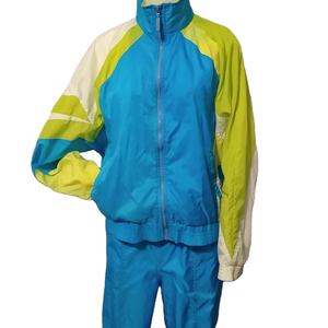Ensemble de survêtement unisexe à capuche imprimé uni léger respirant coupe-vent veste pantalon nylon décontracté vêtements de sport 2 en 1 - Product Image 1