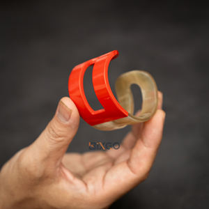 Manchettes artisanales personnalisées en corne de buffle naturelle, bracelet de mode à design en forme de C orange à moitié peint croise la lettre H - Product Image 3