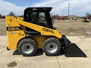 Mini-chargeuse compacte Gehl R135 2024 haute puissance, godet de 1 tonne, moteur diesel Cummins, boîte de vitesses, occasion/neuve - Product Image 2