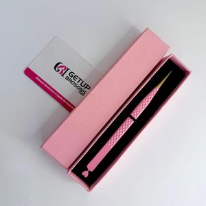 Pince à épiler GETUP BROSONS en acier inoxydable avec découpe en forme de cœur rose, pointe dorée lisse, outil de précision dans un emballage personnalisé - Product Image 3