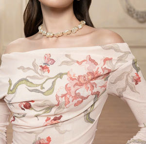 Robe de créateur à épaules dénudées avec motifs floraux délicats fabriquée au Vietnam - Product Image 2