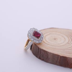 Anillo de Diamantes con Halo de Rubí Corte Radiante Certificado por IGI en Oro Amarillo/Blanco y Rosa de 9K - Product Image 2