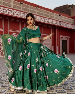 Chaniya Choli / Lehenga Choli de Diseño de Última Moda, con Acabado de Primera Calidad, Adornado con Piel Sintética Tradicional, Ideal para Fiestas - Product Image 3