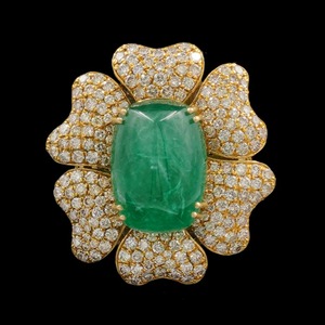 Anillo para mujer con esmeralda natural de corte cabujón ovalado en el centro, con diamantes en engaste pavé y diseño de flor. - Product Image 1