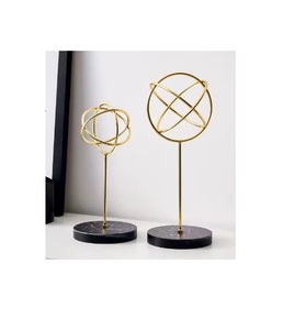 Sculpture d'anneau doré de forme ronde moderne en métal aluminium de luxe, faite à la main, pour la décoration de la maison, en vente - Product Image 6