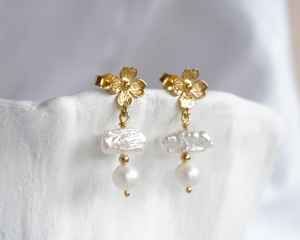 Pendientes colgantes de oro de perlas y flores, Pendientes de oro Vermeil, Pendientes de oro, Pendientes de perlas, Pendientes hechos a mano, Pendientes de flores - Product Image 3