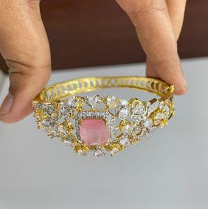 Precioso Brazalete Abrible con Acabado Dorado y Circonitas Cúbicas de Primera Calidad para Bodas y Compromisos, Colección para Fiestas, para Mujer - Product Image 2