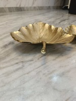 Plateau de service décoratif en métal plaqué or de haute qualité, en aluminium moderne, en forme de feuille d'or, avec logo personnalisé pour la vente en gros