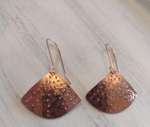 ห่วงหูทองแดงแนวศิลปะที่น่าดึงดูดแนววินเทจและเสน่ห์ทำด้วยมือสำหรับผู้ที่ชื่นชอบสไตล์พื้นเมืองทางวัฒนธรรม - Product Image 1