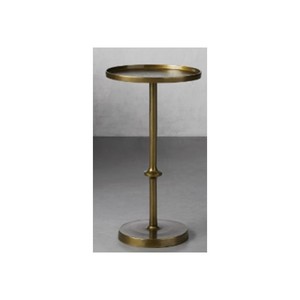 Notre plateau en marbre moderne et notre table de base pour boissons sont dotés d'un plateau en verre transparent élégant et d'une base en métal disponible pour rehausser tout intérieur moderne - Product Image 3