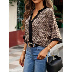 Blusa de Manga Corta con Estampado y Detalle de Franja Frontal para Mujer, Cuello en V, Corte Regular, Estilo Casual para Uso Diario, Marca Jane's - Product Image 2