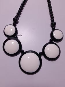 Colliers de perles épaisses Color Splash Colliers de perles en résine Rêves: Colliers de perles de déclaration Harmonie vibrante: Colliers en résine uniques - Product Image 4