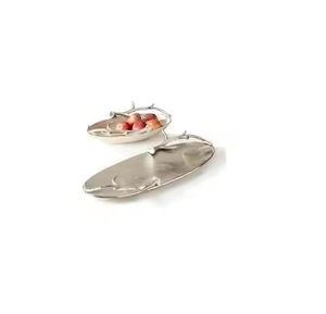 Vaisselle et vaisselle Plateau de service en aluminium coulé avec poignée en aluminium Matériau artisanal Rangement de service disponible à la vente - Product Image 1