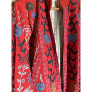 เสื้อแจ็คเก็ต Scarlett Suzani ลายชนเผ่าแบบกลับด้านได้ เสื้อโค้ทฤดูหนาวสำหรับผู้หญิง สไตล์โบฮีเมียนลายดอกไม้ บุด้วยใยฝ้าย ผิวหนัง - Product Image 1