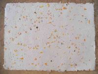 Papier de jardin en fibres de chanvre recyclées blanches 80 GSM avec pétales de fleurs et herbe hachée fine, non couché, compatible sérigraphie