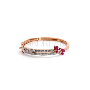 Eleva tu estilo con nuestra encantadora pulsera de diamantes de tenis en oro amarillo de 14KT con diamantes de moissanita de corte redondo VVS Clarity - Product Image 1