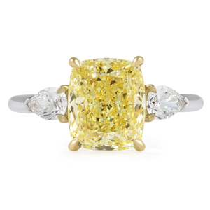 Bague de luxe à trois pierres en diamant de laboratoire jaune vif fantaisie taille coussin de 3,15 carats pour mariage - Product Image 1