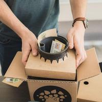 Weiße Tinte gedruckt Kraft Wellpappe Versand becher Box mit Fenster Fabrik bietet benutzer definierte Größe Design Logo und Struktur Optionen